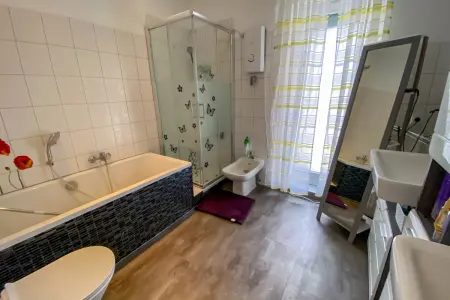Badezimmer der Immobilie: Charmantes Penthouse-Feeling: Großzügige Wohnung mit Dachterrasse in Reinheim (Foto)