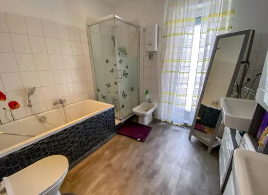 Badezimmer der Immobilie: Charmantes Penthouse-Feeling: Großzügige Wohnung mit Dachterrasse in Reinheim (Foto)