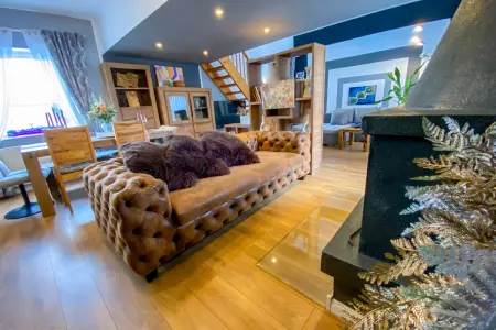 Wohn- und Esszimmer der Immobilie: Charmantes Penthouse-Feeling: Großzügige Wohnung mit Dachterrasse in Reinheim (Foto)