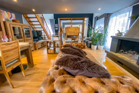 Wohn- und Esszimmer der Immobilie: Charmantes Penthouse-Feeling: Großzügige Wohnung mit Dachterrasse in Reinheim (Foto)