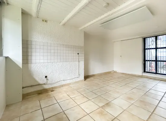 ehem. Küche/Schlafzimmer der Immobilie: Einzigartige Maisonettewohnung mit Kamin & Klimagerät – diese Wohnung gibt es nur einmal! (Foto)