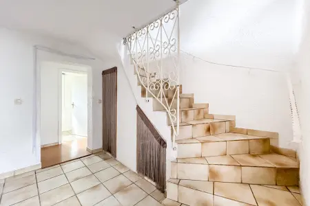 Flur der Immobilie: Einzigartige Maisonettewohnung mit Kamin & Klimagerät – diese Wohnung gibt es nur einmal! (Foto)