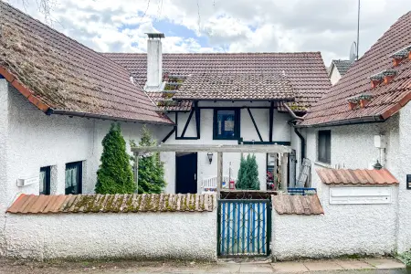 Frontansicht der Immobilie: Einzigartige Maisonettewohnung mit Kamin & Klimagerät – diese Wohnung gibt es nur einmal! (Foto)