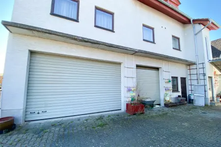 Fahrzeughalle und Garage Beherbergungsstätte der Immobilie: Vielseitiges Wohn- und Geschäftsensemble mit zahlreichen Nutzungsmöglichkeiten in Dieburg (Foto)