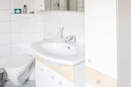 Bad der Immobilie: Gelegenheit für Selbstnutzer oder Anleger: Reihenendhaus in ruhiger Süd-Lage mit schönem Garten (Foto)