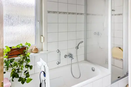 Bad der Immobilie: Gelegenheit für Selbstnutzer oder Anleger: Reihenendhaus in ruhiger Süd-Lage mit schönem Garten (Foto)