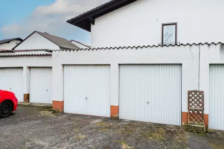 Garage der Immobilie: Gelegenheit für Selbstnutzer oder Anleger: Reihenendhaus in ruhiger Süd-Lage mit schönem Garten (Foto)