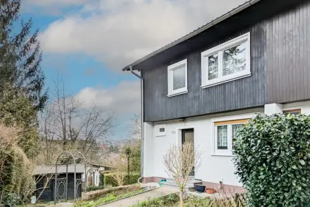 Ansicht NO der Immobilie: Gelegenheit für Selbstnutzer oder Anleger: Reihenendhaus in ruhiger Süd-Lage mit schönem Garten (Titelbild)