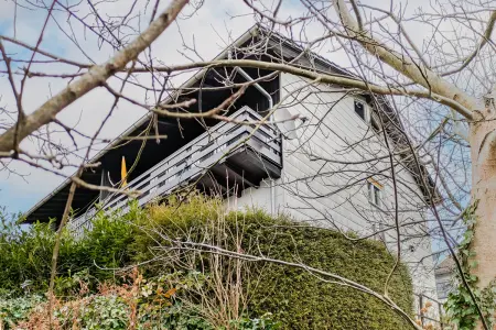 Ansicht SW der Immobilie: Gelegenheit für Selbstnutzer oder Anleger: Reihenendhaus in ruhiger Süd-Lage mit schönem Garten (Foto)