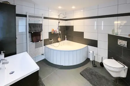 modernes TGL-Bad im Erdgeschoss