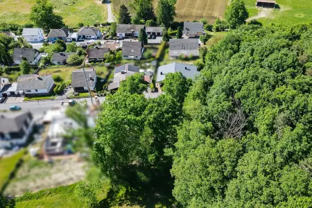 Ansicht-NW der Immobilie: Besser geht´s nicht! Toller Bauplatz in Sackgasse am Waldrand, Süd-Ausrichtung, ruhig, Natur pur! (Foto)
