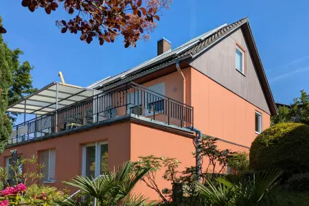 Ansicht-SO-Titel der Immobilie: Ein Haus? Eine Wohnung? Eigentlich beides! Große ETW mit Garten in ruhiger, sonniger Süd-West-Lage! (Titelbild)