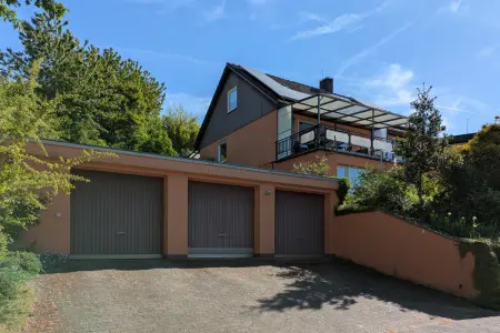 Ansicht-SW der Immobilie: Ein Haus? Eine Wohnung? Eigentlich beides! Große ETW mit Garten in ruhiger, sonniger Süd-West-Lage! (Foto)