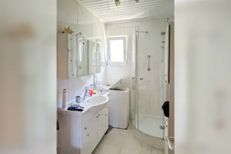 EG_Tageslichtbad der Immobilie: Ein Haus? Eine Wohnung? Eigentlich beides! Große ETW mit Garten in ruhiger, sonniger Süd-West-Lage! (Foto)