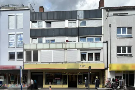 Frontansicht der Immobilie: Investieren in Toplage: Wohn- und Geschäftshaus im Herzen von Hanau (Foto)