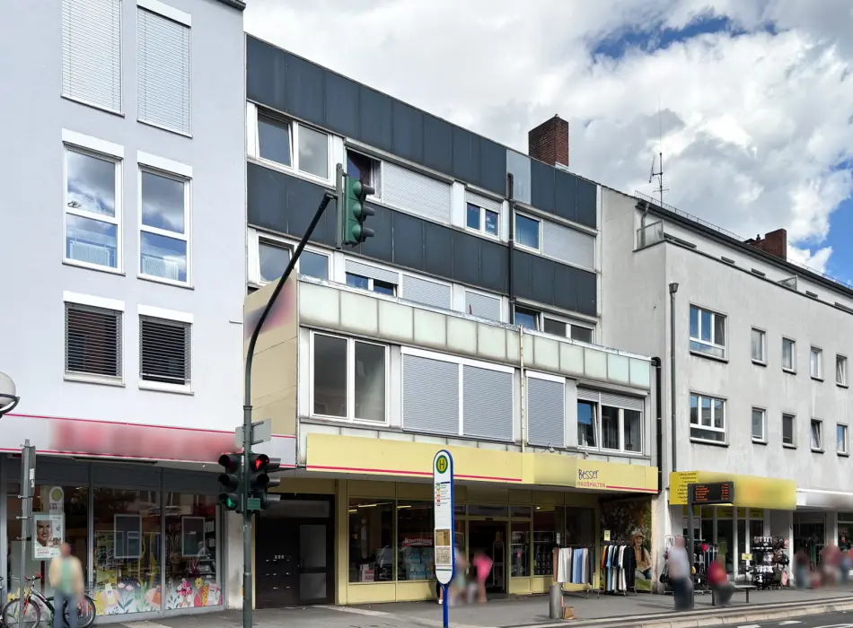 Seitenansicht der Immobilie: Investieren in Toplage: Wohn- und Geschäftshaus im Herzen von Hanau (Titelbild)