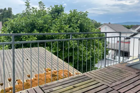 EG_Balkon der Immobilie: Klassisch & solide – Dreifamilienhaus mit Garten, Garagen und Potenzial in ruhiger Lage (Foto)