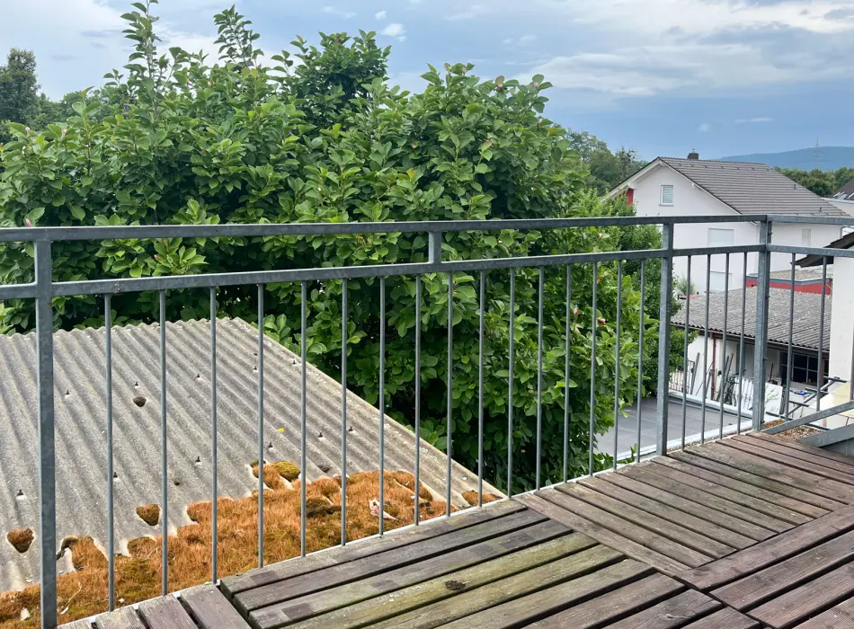 EG_Balkon der Immobilie: Klassisch & solide – Dreifamilienhaus mit Garten, Garagen und Potenzial in ruhiger Lage (Foto)