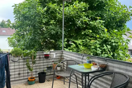 1.O_Balkon der Immobilie: Klassisch & solide – Dreifamilienhaus mit Garten, Garagen und Potenzial in ruhiger Lage (Foto)