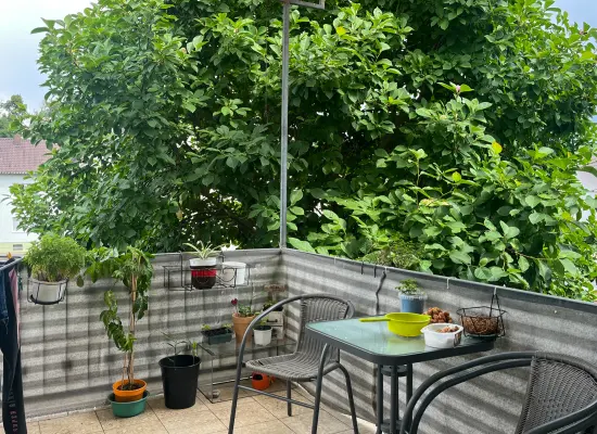 1.O_Balkon der Immobilie: Klassisch & solide – Dreifamilienhaus mit Garten, Garagen und Potenzial in ruhiger Lage (Foto)