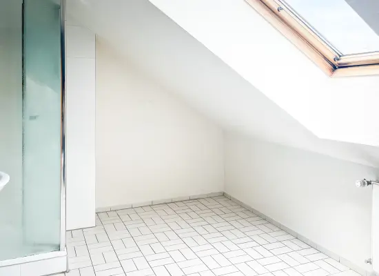 DG_Bad der Immobilie: Klassisch & solide – Dreifamilienhaus mit Garten, Garagen und Potenzial in ruhiger Lage (Foto)