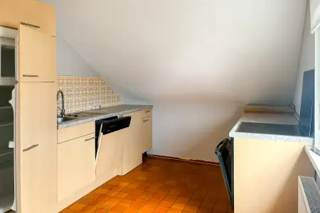 DG_Küche der Immobilie: Klassisch & solide – Dreifamilienhaus mit Garten, Garagen und Potenzial in ruhiger Lage (Foto)