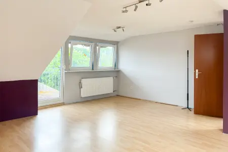 DG_Schlafzimmer der Immobilie: Klassisch & solide – Dreifamilienhaus mit Garten, Garagen und Potenzial in ruhiger Lage (Foto)