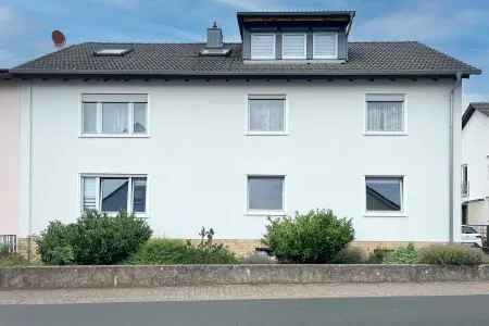 Frontansicht der Immobilie: Klassisch & solide – Dreifamilienhaus mit Garten, Garagen und Potenzial in ruhiger Lage (Titelbild)