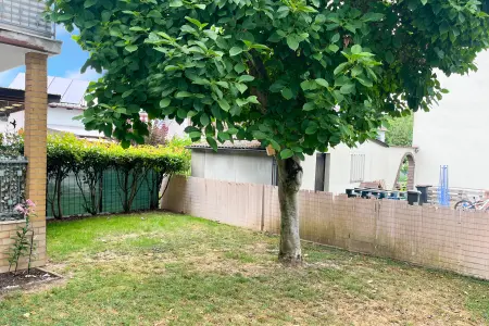 Gemeinschaftsgarten der Immobilie: Klassisch & solide – Dreifamilienhaus mit Garten, Garagen und Potenzial in ruhiger Lage (Foto)