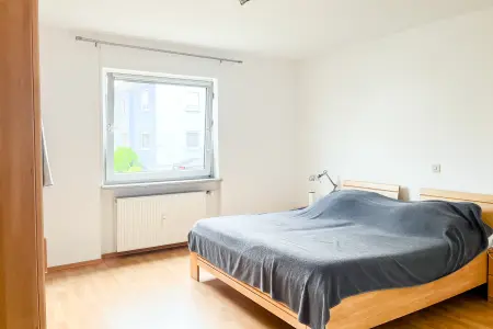 1.OG_Schlafzimmer der Immobilie: Klassisch & solide – Dreifamilienhaus mit Garten, Garagen und Potenzial in ruhiger Lage (Foto)