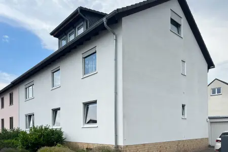 Seitenansicht der Immobilie: Klassisch & solide – Dreifamilienhaus mit Garten, Garagen und Potenzial in ruhiger Lage (Foto)
