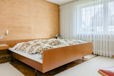 EG-Schlafen der Immobilie: Spitzen-Lage in Erbach – Atrium-Bungalow mit ehemaliger Praxis! (Foto)
