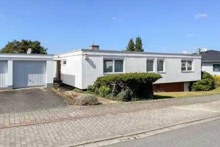 Ansicht SO 1 der Immobilie: Spitzen-Lage in Erbach – Atrium-Bungalow mit ehemaliger Praxis! (Foto)