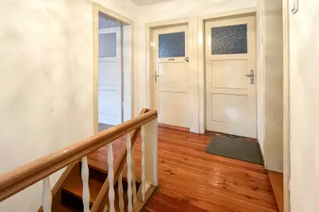 Flurbereich Obergeschoss der Immobilie: Großzügiges Wohnhaus in naturnaher Lage - ein Rohdiamant für kreative Gestalter (Foto)