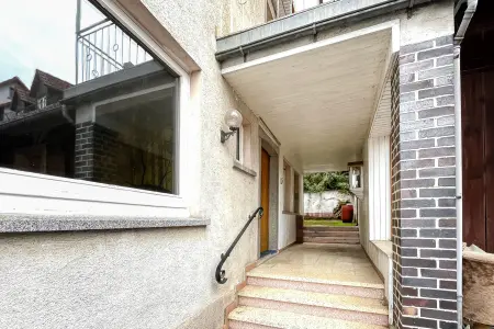 Hauszugang der Immobilie: Großzügiges Wohnhaus in naturnaher Lage - ein Rohdiamant für kreative Gestalter (Foto)