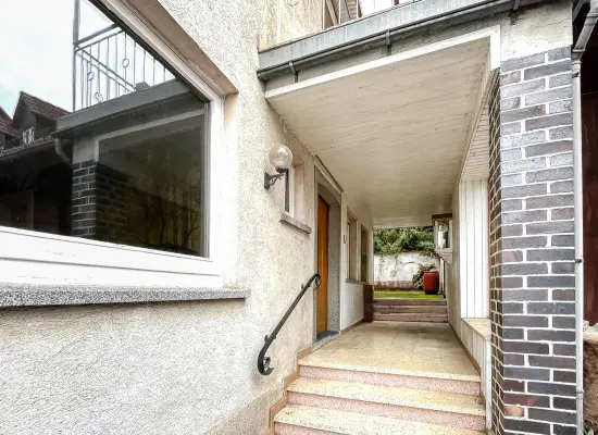 Hauszugang der Immobilie: Großzügiges Wohnhaus in naturnaher Lage - ein Rohdiamant für kreative Gestalter (Foto)