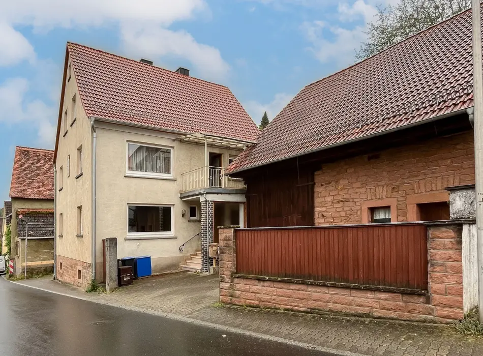 Wohnhaus mit Scheune der Immobilie: Großzügiges Wohnhaus in naturnaher Lage - ein Rohdiamant für kreative Gestalter (Titelbild)