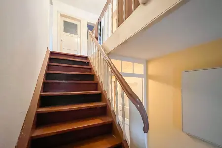 Treppenaufgang der Immobilie: Großzügiges Wohnhaus in naturnaher Lage - ein Rohdiamant für kreative Gestalter (Foto)