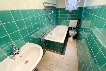 TGL-Bad Erdgeschoss der Immobilie: Großzügiges Wohnhaus in naturnaher Lage - ein Rohdiamant für kreative Gestalter (Foto)