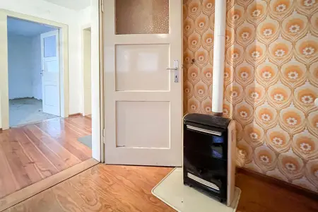 eines der Zimmer der Immobilie: Großzügiges Wohnhaus in naturnaher Lage - ein Rohdiamant für kreative Gestalter (Foto)