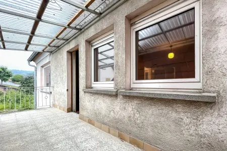 Balkon im Obergeschoss der Immobilie: Großzügiges Wohnhaus in naturnaher Lage - ein Rohdiamant für kreative Gestalter (Foto)