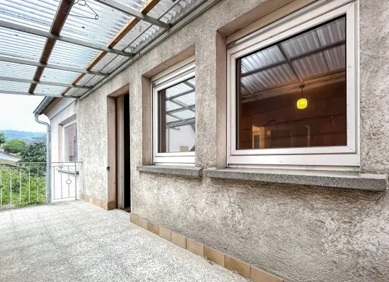 Balkon im Obergeschoss der Immobilie: Großzügiges Wohnhaus in naturnaher Lage - ein Rohdiamant für kreative Gestalter (Foto)