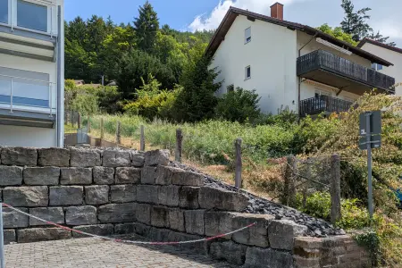 Ansicht-O der Immobilie: Außergewöhnliches Grundstück für ein außergewöhnliches Haus mit tollem Blick in Eberbach! (Foto)