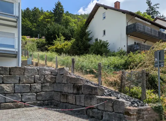 Ansicht-O der Immobilie: Außergewöhnliches Grundstück für ein außergewöhnliches Haus mit tollem Blick in Eberbach! (Foto)