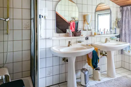 DG-Bad der Immobilie: 1 Haus 2 Wohnungen? Eigentlich beides! Viel Platz & viele Möglichkeiten in zentraler Lage von Erbach (Foto)