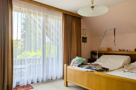 DG-Schlafen der Immobilie: 1 Haus 2 Wohnungen? Eigentlich beides! Viel Platz & viele Möglichkeiten in zentraler Lage von Erbach (Foto)