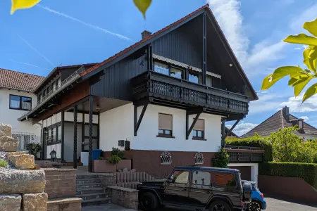 Ansicht-W-Titel der Immobilie: 1 Haus 2 Wohnungen? Eigentlich beides! Viel Platz & viele Möglichkeiten in zentraler Lage von Erbach (Titelbild)