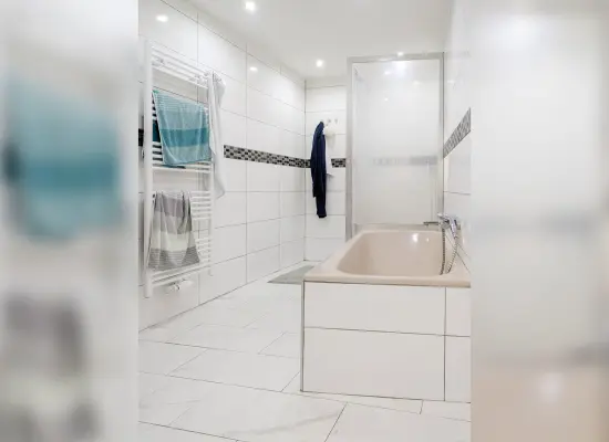 EG-Bad der Immobilie: Ein- / Zwei-Familien-Haus in Erlenbach Mechenhard - interessant für Selbstnutzer & Kapitalanleger! (Foto)