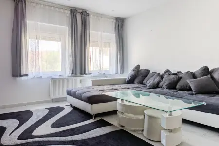 EG-Wohnen der Immobilie: Ein- / Zwei-Familien-Haus in Erlenbach Mechenhard - interessant für Selbstnutzer & Kapitalanleger! (Foto)