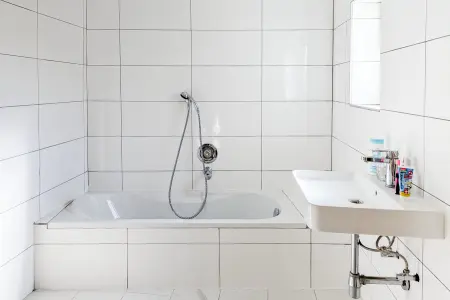 OG-Bad der Immobilie: Ein- / Zwei-Familien-Haus in Erlenbach Mechenhard - interessant für Selbstnutzer & Kapitalanleger! (Foto)